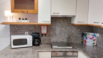Coffee/tea maker, fridge, microwave, oven