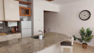 Cafetera o tetera, frigorífico, microondas y horno