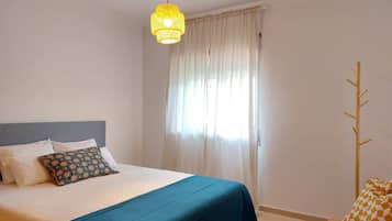 1 slaapkamer, een strijkplank/strijkijzer, internet, beddengoed
