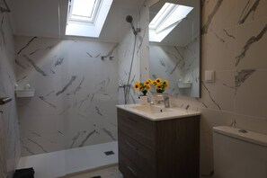 Douche, sèche-cheveux, serviettes fournies, papier toilette