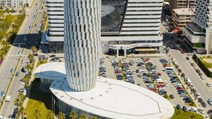 Un hotel moderno con una fachada curva distintiva y un atrio central.