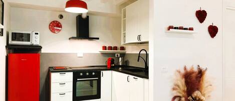 Kühlschrank, Mikrowelle, Ofen, Herdplatte