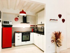 Fridge, microwave, oven, stovetop - RED LILY APARTMENT (Firenze)