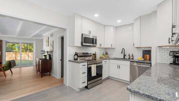 Een koelkast, een magnetron, een oven, een kookplaat