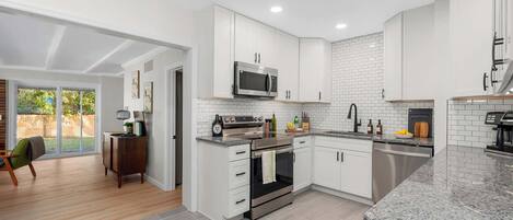 Geladeira, micro-ondas, fogão, cooktop