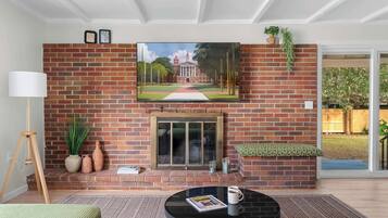 Een televisie en een kantoor