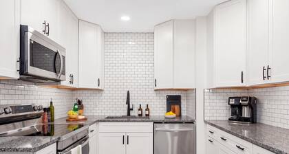 The Bauhaus | 4BR/3BA • Families • Ample Parking