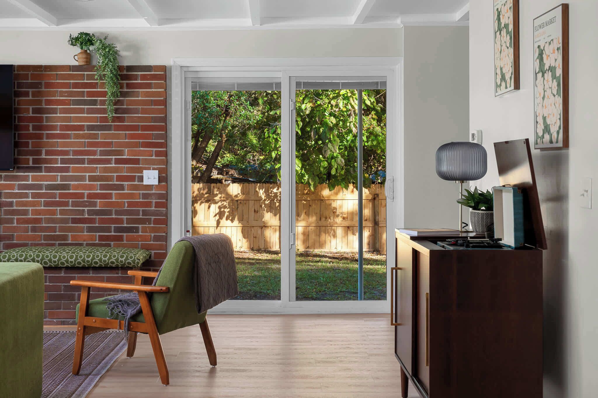 Televisión y oficina 