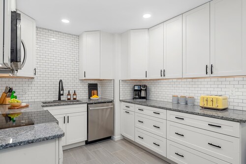 The Bauhaus | 4BR/3BA • Families • Ample Parking