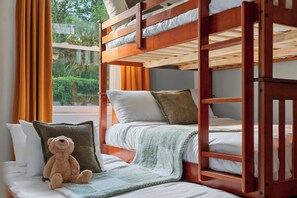 4 habitaciones, tabla de planchar con plancha, cuna de viaje y wifi