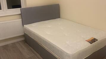 2 bedrooms, iron/ironing board, WiFi