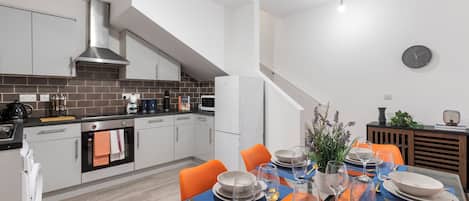 Hochstuhl, Kochgeschirr/Geschirr/Besteck, Esstisch