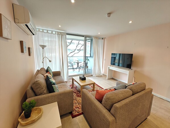 Smart TV - Luxury 2BR apartment in the heart of CBD (Adelaide)