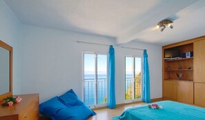 1 Schlafzimmer, Zimmersafe, Schreibtisch, Bügeleisen/Bügelbrett