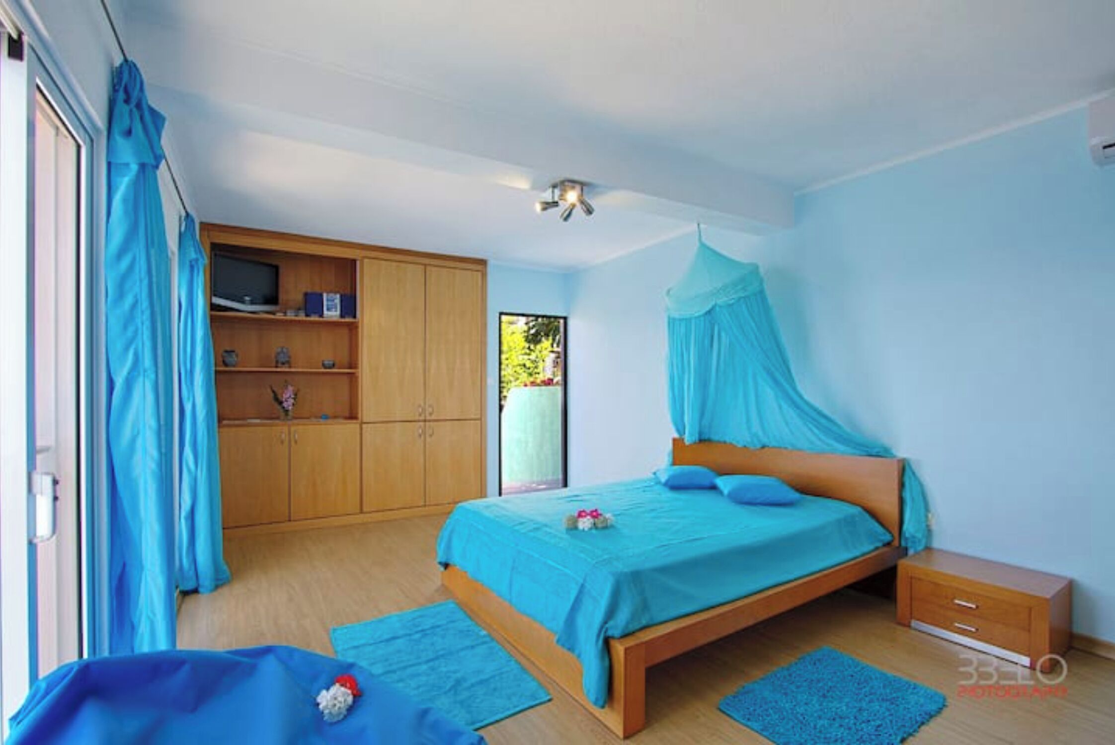 1 多间卧室、客房内保险箱、办公桌、熨斗/熨衣板