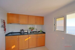 Kühlschrank, Mikrowelle, Herdplatte, Wasserkocher mit Kaffee-/Teezubehör
