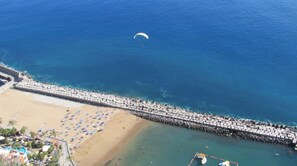 Plage, chaises longues, serviettes de plage