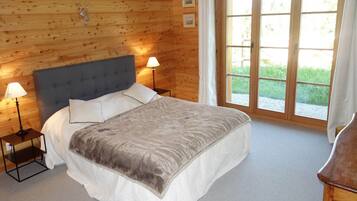 Nhà gỗ | 4 phòng ngủ, trang bị nội thất với thiết kế riêng biệt, bộ trải giường