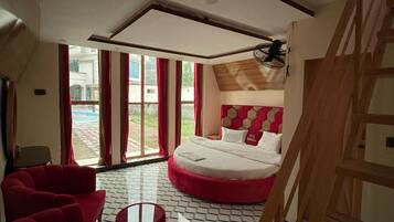 Habitación Confort con 1 cama matrimonial o 2 individuales, balcón, vista a la montaña | Escritorio, espacio para trabajar con laptop y insonorización