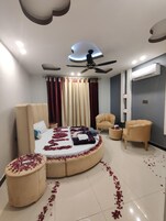 Habitación Confort con 1 cama doble o 2 individuales, balcón, vistas a la montaña | Escritorio y espacio para trabajar con un portátil