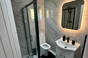 Douche, sĂšche-cheveux, serviettes fournies, savon