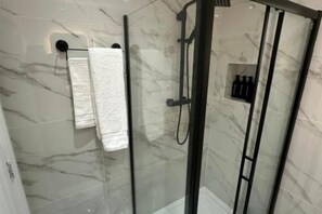 Shower, hair dryer, towels, soap - Enjoyable 3-bedroom house with WiFi in Manchester (Manchester)
