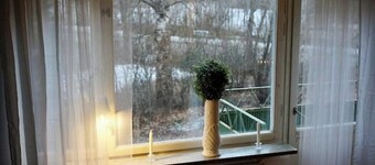 Parkettgolv, hög takhöjd, eldstad, balkong, uteplats BBQ, stor TV, vackert hem