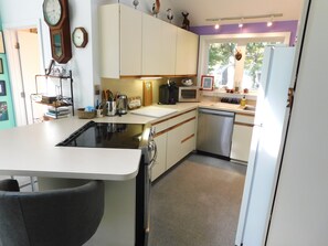 Køleskab, mikrobølgeovn, ovn, kogeplade