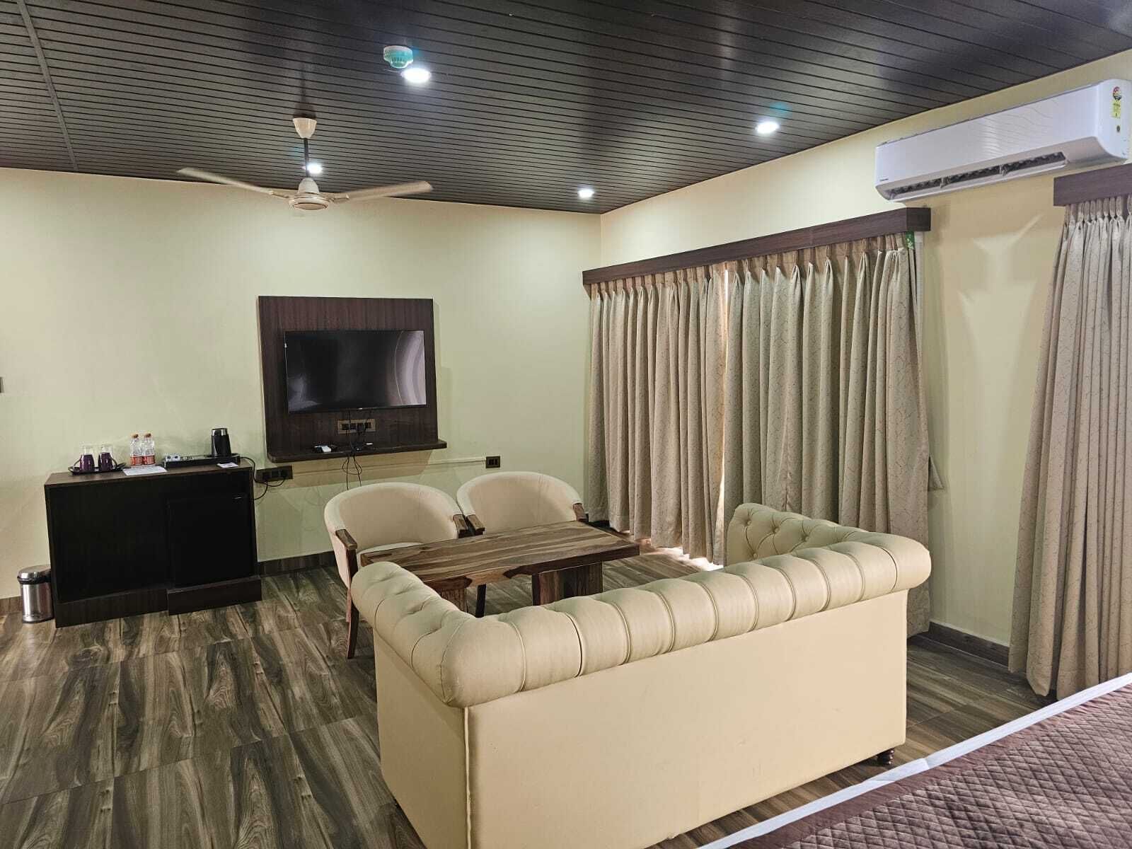 Suit Room | Desk, laptop workspace, free WiFi