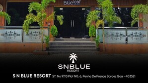 L’extérieur du SN Blue Hotel se distingue par sa façade moderne, l’entrée du restaurant Blueleaf et ses panneaux décoratifs.