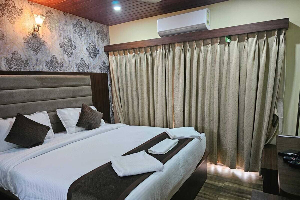 Studio Suite Deluxe | Bàn, khu vực làm việc phù hợp cho laptop