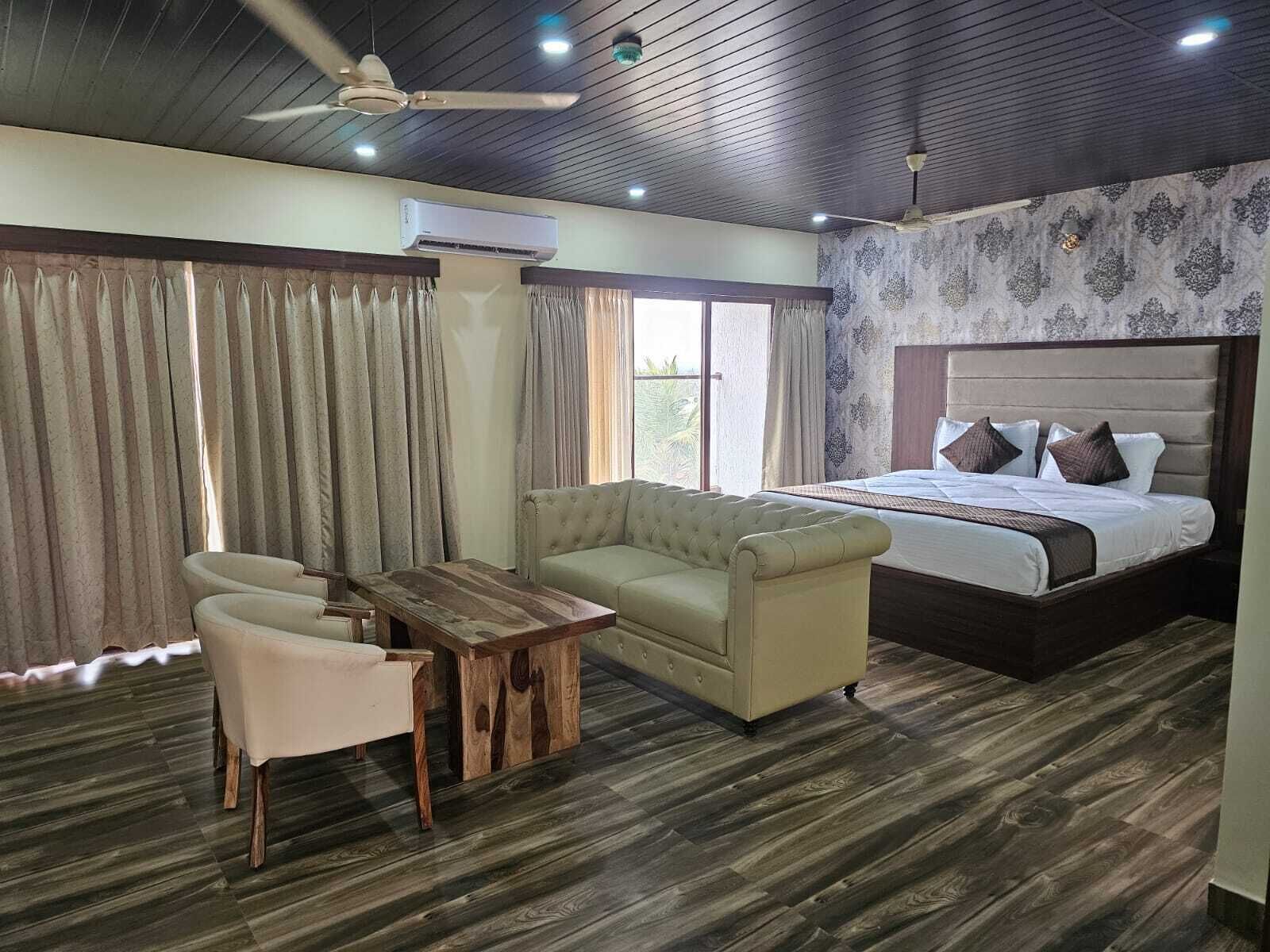 Suit Room | Desk, laptop workspace, free WiFi