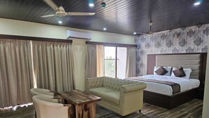 Une chambre à coucher avec un lit, un canapé, une table et une chaise.
