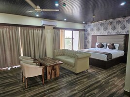 Suit Room | Desk, laptop workspace, free WiFi