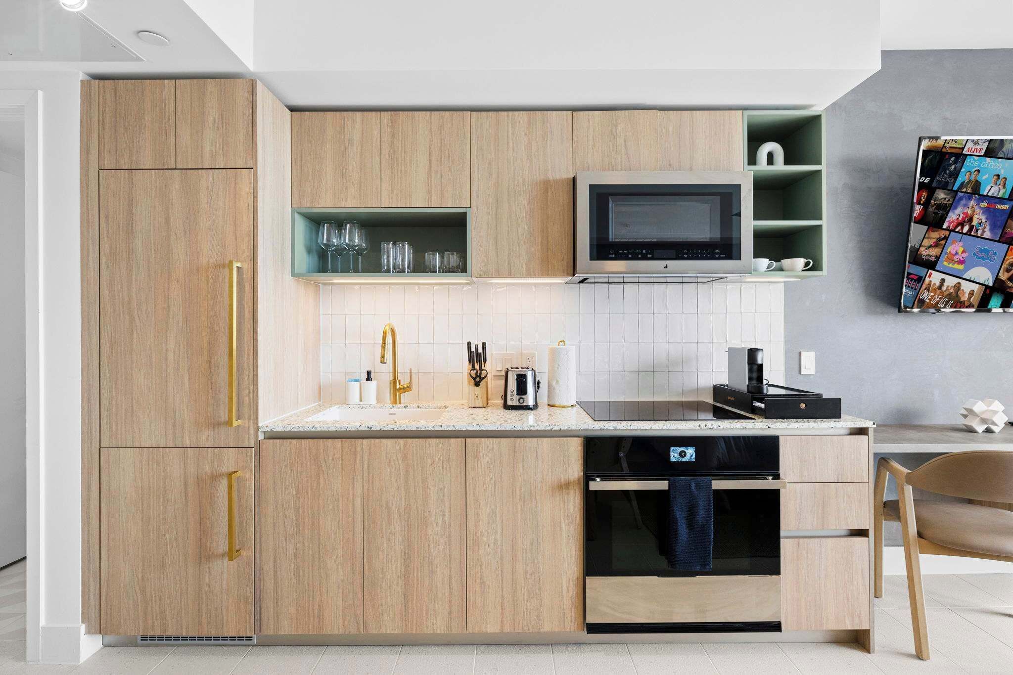 Réfrigérateur, four à micro-ondes, un four, surface de cuisson