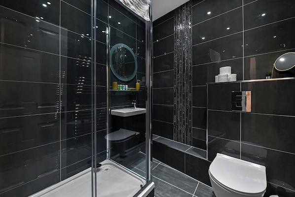 Dusche, Handtücher, Seife, Toilettenpapier