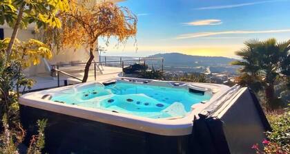 Lavish Villa With Outdoor hot tub