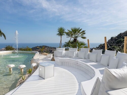 Lavish Villa With Outdoor hot tub