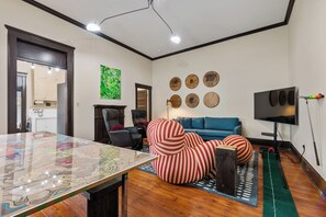 TV connectée, table de tennis de table, livres, chaîne hi-fi