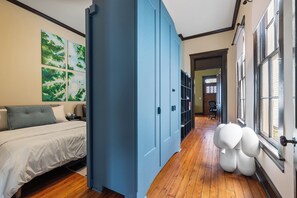 3 chambres, bureau, fer et planche à repasser, lit parapluie