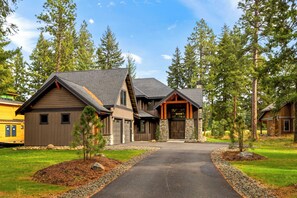Exterior - Family Traditions + Fireside Comfort = A Season to Remember (Cle Elum)