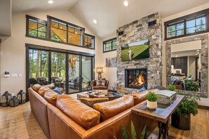 Smart TV, fireplace, video games, table football - Family Traditions + Fireside Comfort = A Season to Remember (Cle Elum)