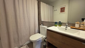 Departamento | Baño | Regadera, toallas, papel de baño 