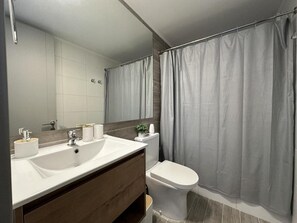 Apartemen | Kamar mandi | Handuk dan tisu toilet