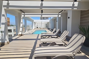 Apartamento | Piscina | Una piscina al aire libre de temporada