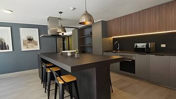 Microwave, cookware/dishes/utensils