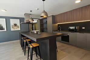 Microwave, cookware/dishes/utensils - Oceana Suites Eco España (Santiago)