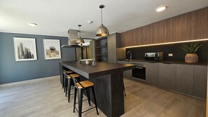 Microwave, cookware/dishes/utensils - Oceana Suites Eco España (Santiago)