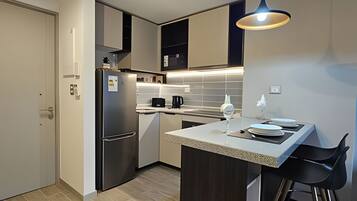 Apartamento | Cozinha privada | Micro-ondas, talheres/pratos/utensílios de cozinha