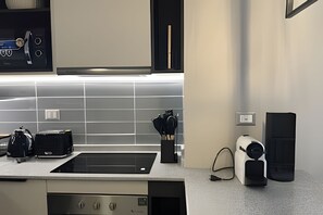 Apartamento | Cozinha privada | Micro-ondas, talheres/pratos/utensílios de cozinha